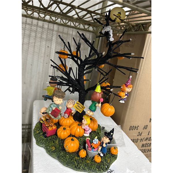 Bradford Exchange Great Pumpkin Charlie Brown Decorator Set