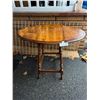 Image 1 : Vintage Solid Wood Flip Up Side Table In Very Good Condition Nice Grain