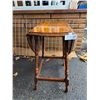Image 3 : Vintage Solid Wood Flip Up Side Table In Very Good Condition Nice Grain