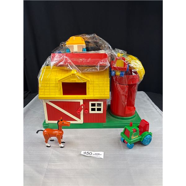 Vintage 1981 Playmates Barn w/ Figures