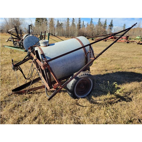 Approx. 200-gal pull-type sprayer c/w foldable booms