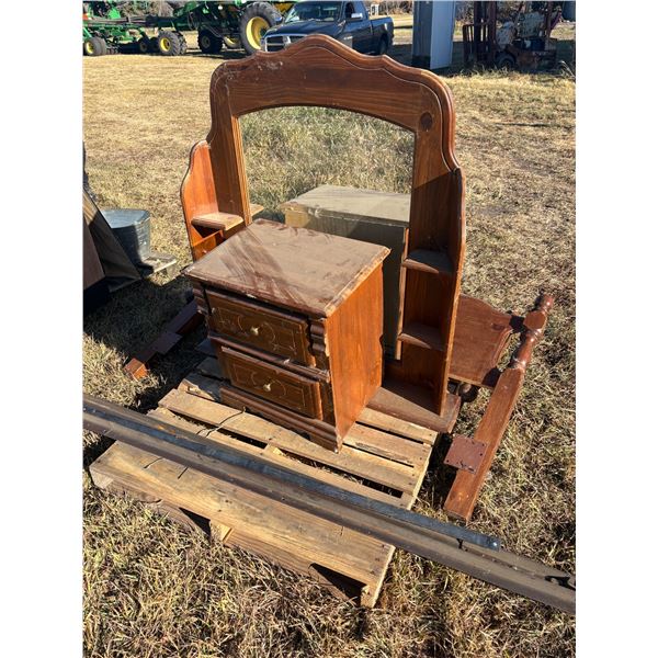 Bedroom Set c/w Mirror, Night Stand & Dresser Drawers
