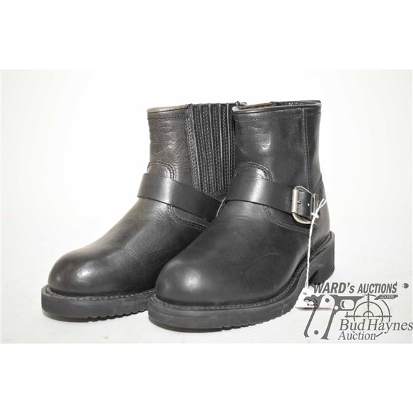 A pair of womens size 6 slip on leather Harley Davidson boots