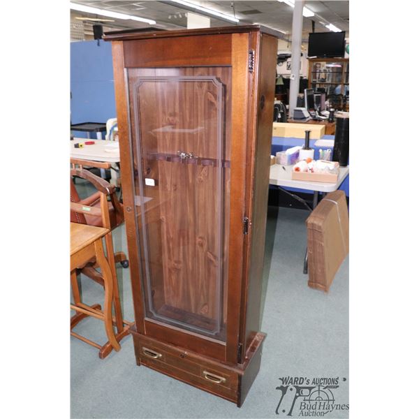 Wood and glass locking gun display cab with lower locking shelf. Has keys