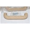 Image 2 : TRAY OF WOOD CABINET PULLS