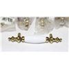 Image 2 : TRAY OF BRASS AND WHITE FINISH CABINET PULLS