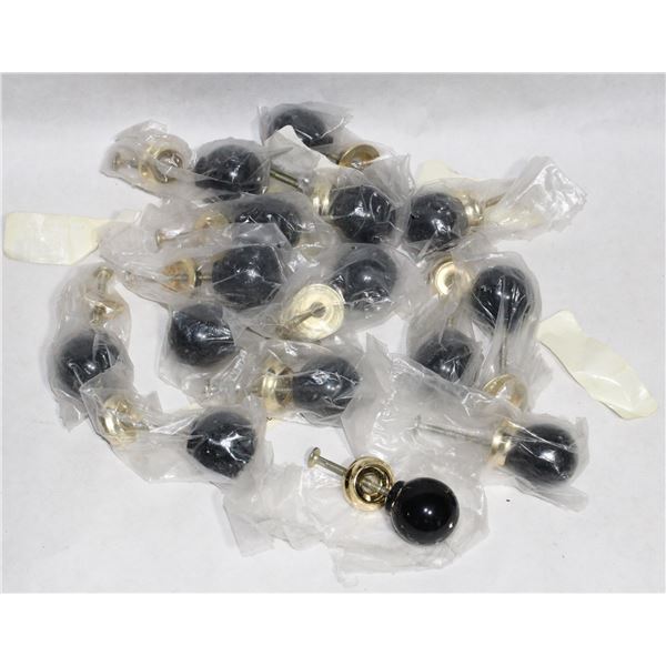 TRAY OF BLACK AND BRASS FINISH BALL CABINET KNOBS