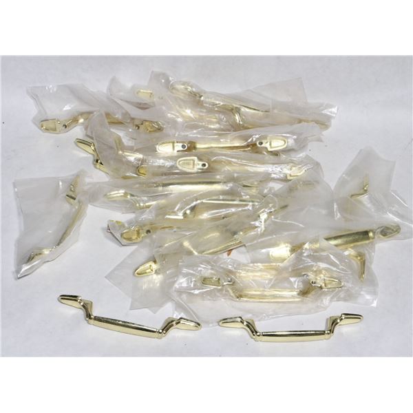 TRAY OF BRASS CABINET PULLS