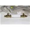 Image 2 : TRAY OF BRASS AND WHITE FINISH CABINET PULLS