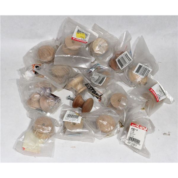 TRAY OF ASSORTED STYLE ROUND WOOD CABINET KNOBS