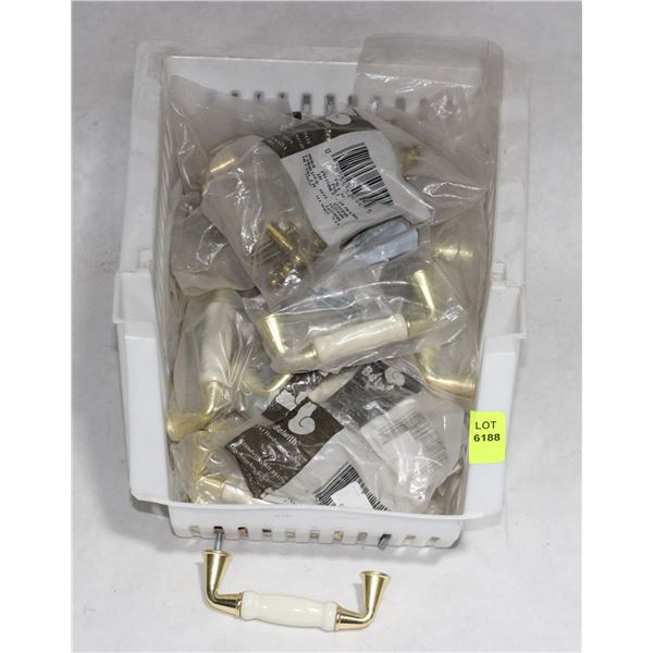 TRAY OF GOLD AND WHITE FINISH CABINET PULLS