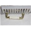 Image 2 : TRAY OF GOLD AND WHITE FINISH CABINET PULLS