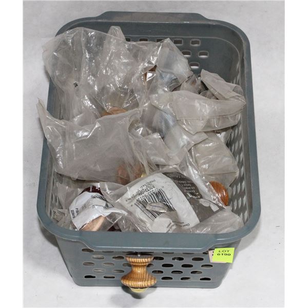 TRAY OF WOOD AND GOLD FINISH CABINET KNOBS