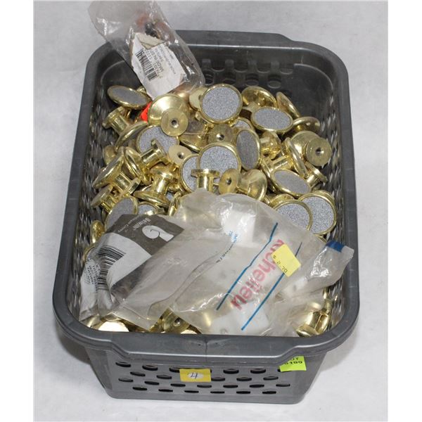 TRAY OF BRASS AND PATTERN FINISH CABINET KNOBS