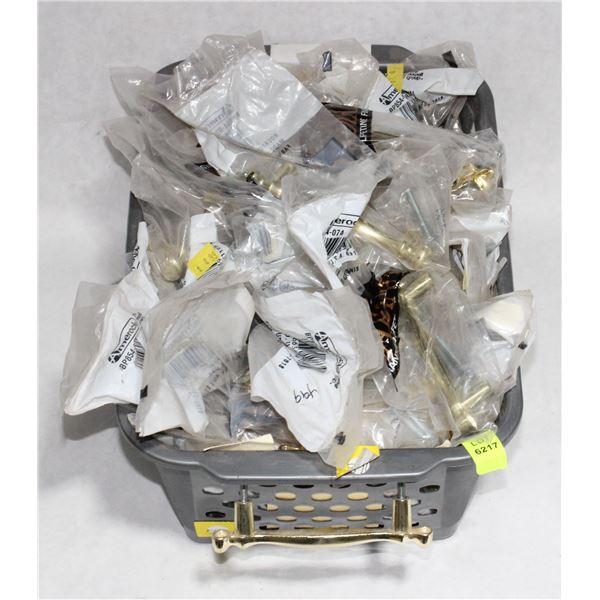 TRAY OF GOLD FINISH CABINET PULLS