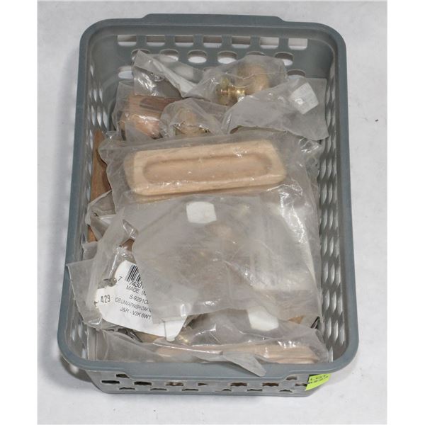 TRAY OF WOOD AND GOLD FINISH KNOBS AND PULLS