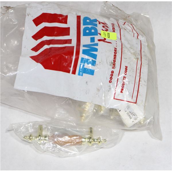 TRAY OF GOLD AND WOOD FINISH CABINET PULLS