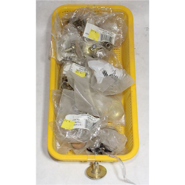 TRAY OF BRASS AND WOOD FINISH CABINET KNOBS