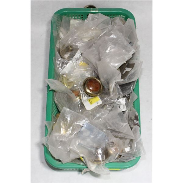 TRAY OF BRASS AND WOOD FINISH CABINET KNOBS