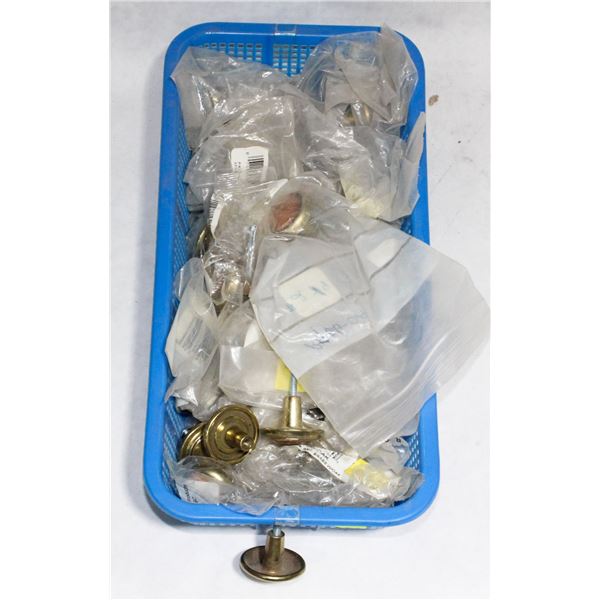 TRAY OF BRASS AND WOOD FINISH CABINET KNOBS