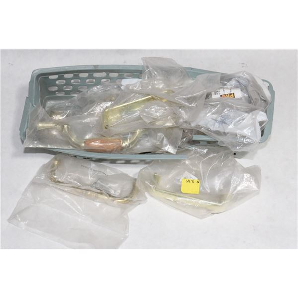 TRAY OF MIXED BRASS/BRASS AND WOOD FINISH CABINET