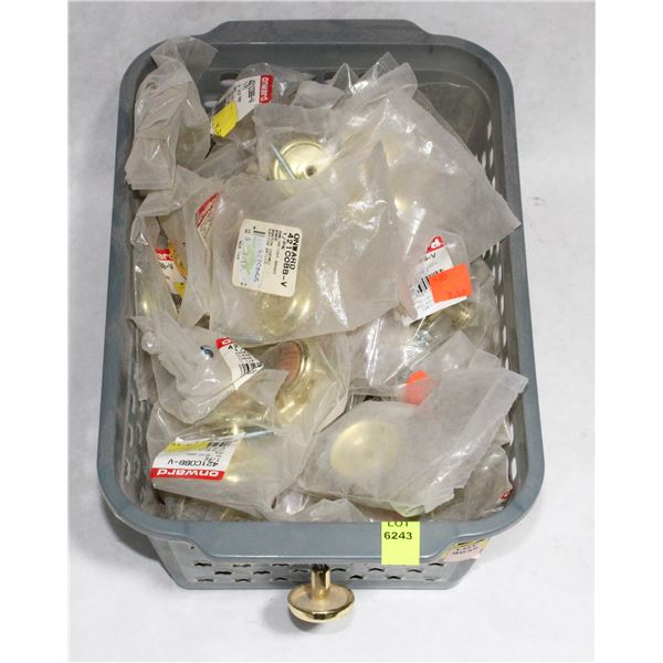 TRAY OF GOLD AND WOOD FINISH CABINET KNOBS