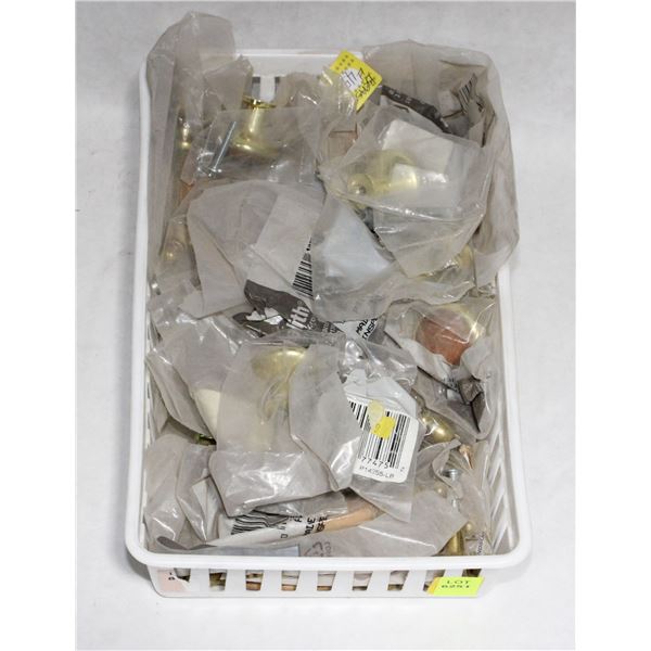 TRAY OF BRASS AND WOOD FINISH CABINET KNOBS/PULLS