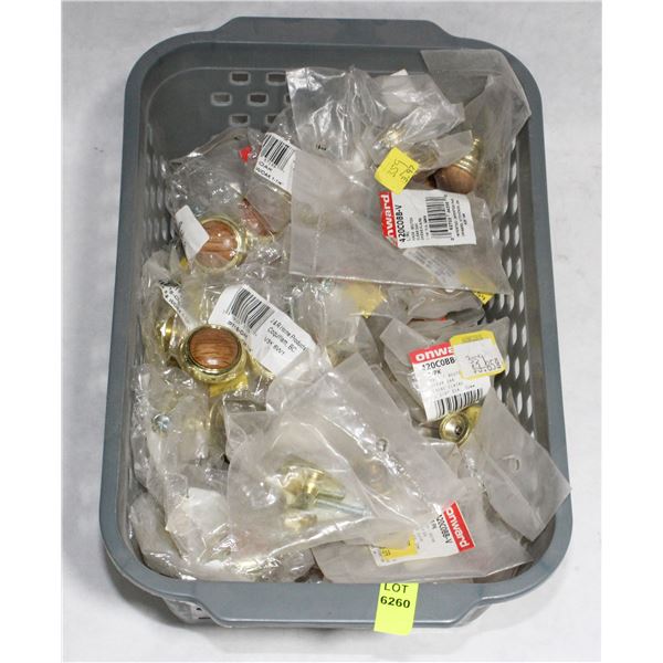 TRAY OF GOLD AND WOOD FINISH CABINET KNOBS