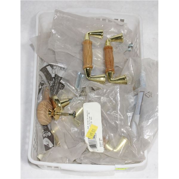 TRAY OF WOOD AND GOLD FINISH CABINET KNOBS/PULLS