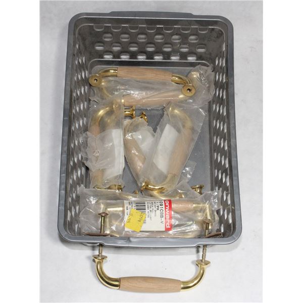 TRAY OF WOOD AND GOLD FINISH CABINET PULLS