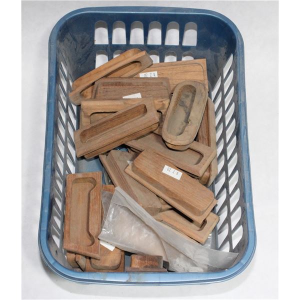 TRAY OF WOOD CABINET PULLS