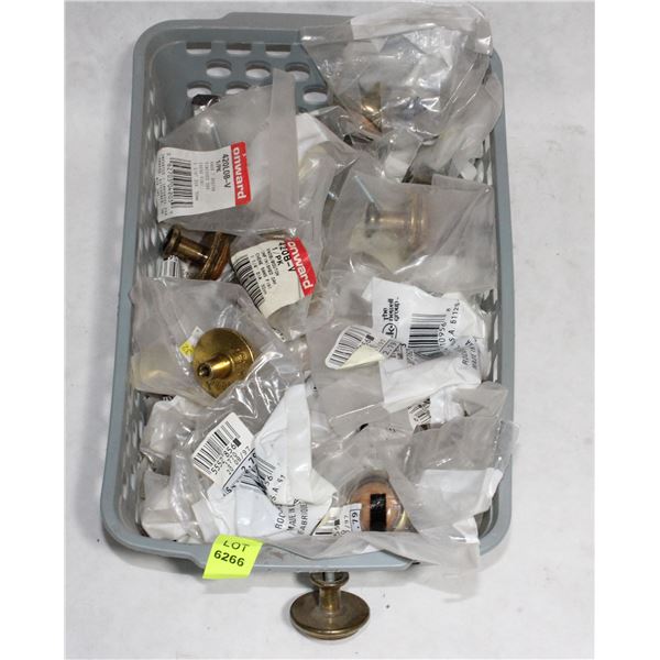 TRAY OF BRASS AND WOOD FINISH CABINET KNOBS