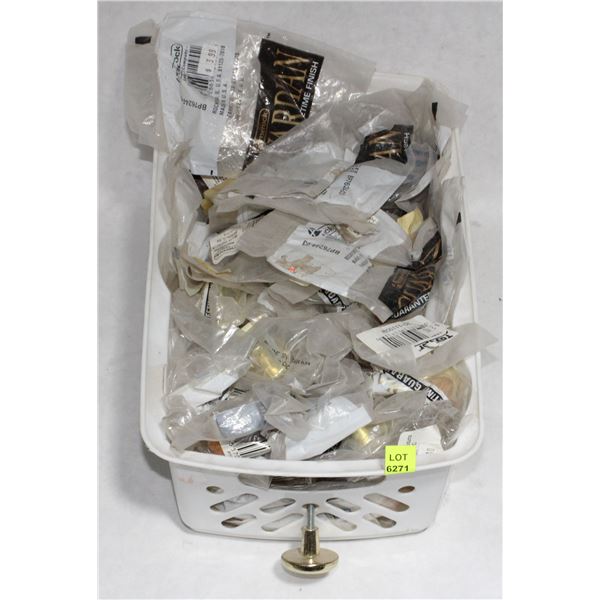 TRAY OF BRASS AND WOOD FINISH CABINET KNOBS