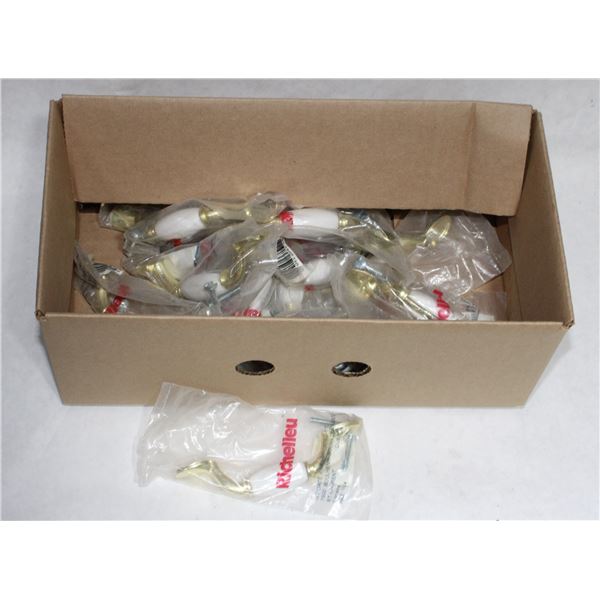 TRAY OF GOLD AND WHITE FINISH CABINET PULLS