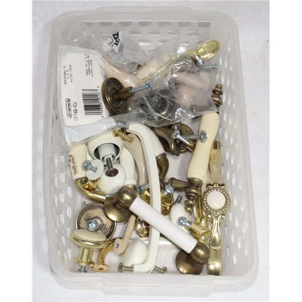 TRAY OF GOLD AND WHITE FINISH CABINET PULLS/KNOBS