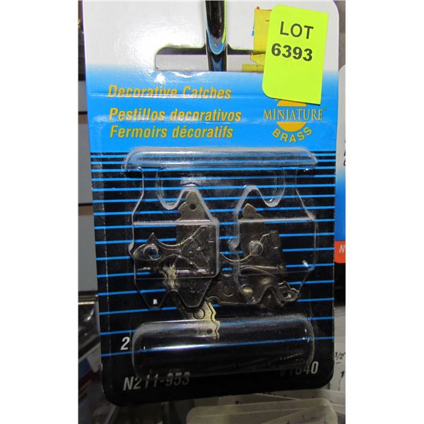 LOT OF DECORATIVE CATCHES
