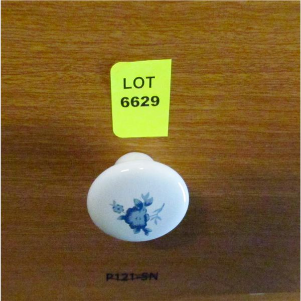 WHITE PORC. KNOB/BLUE FLOWER SMALL