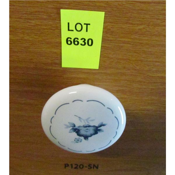 WHITE PORC. KNOB/BLUE FLOWER LARGE