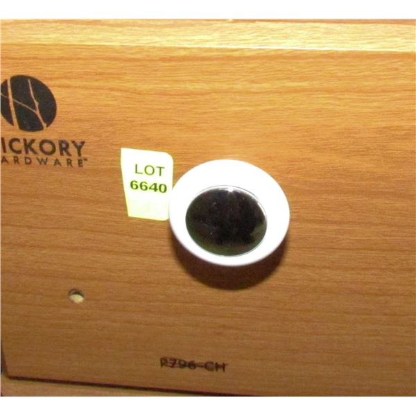 WHITE KNOB CHROME CENTER