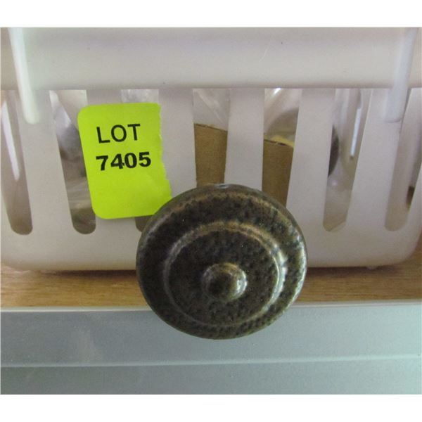 MIXTURE OF MATCHING KNOBS AND PULL HAMMERED