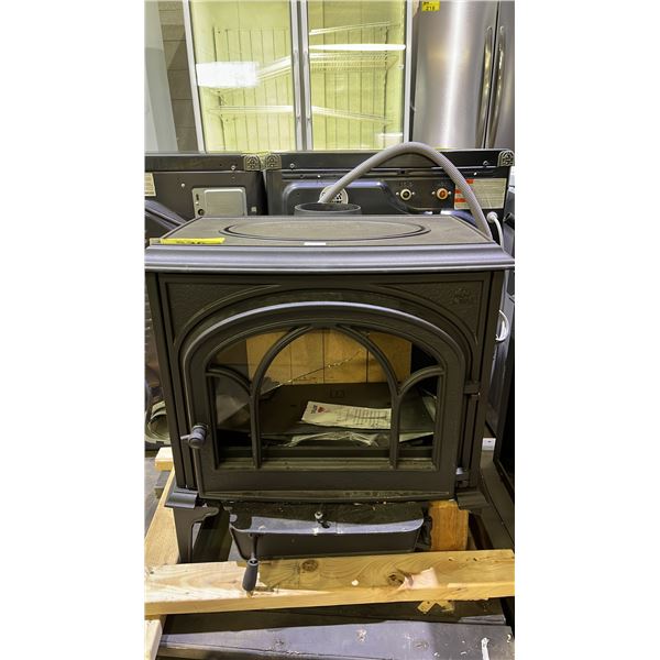 JOTUL CAST IRON WOOD STOVE - *GLASS IN DOOR IS BROKEN/DOOR HANDLE BROKEN*