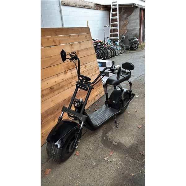 BLACK ELECTRIC SCOOTER - *DOES NOT START/NO CHARGER*
