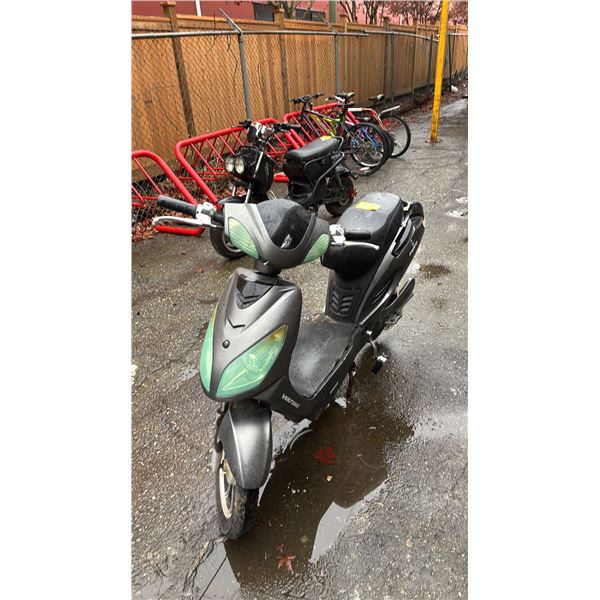 METRO BLACK ELECTRIC SCOOTER WITH KEY *DOES NOT START/NO CHARGER*