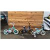 Image 1 : (3) CHILDREN'S BIKES - *2 HAVE TRAINING WHEELS/1 IS MISSING THE SEAT*