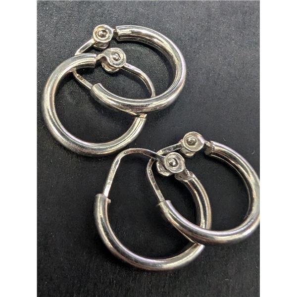 SILVER LOTS OF 2 EARRINGS