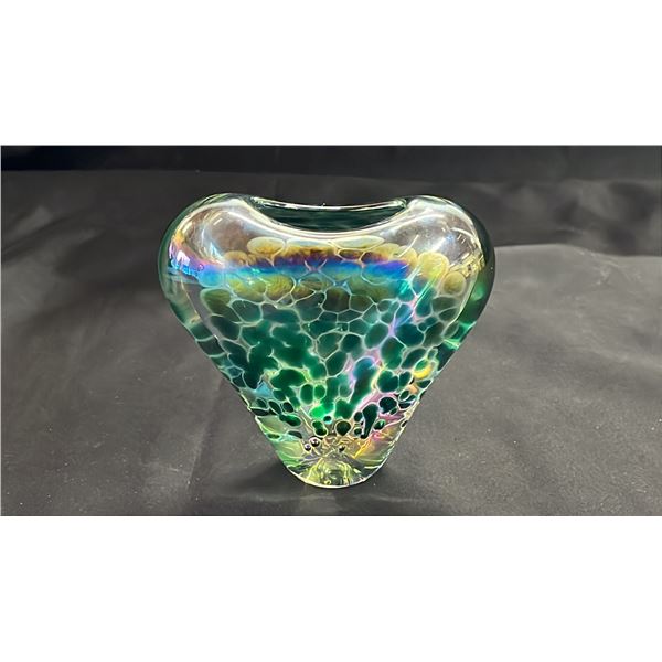 JAN BENDA ART GLASS VASE: 4" TALL