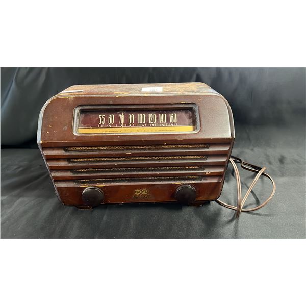 VINTAGE RCA VICTOR LITTLE MASTER TUBE RADIO IN WOOD CASE