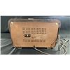 Image 2 : VINTAGE RCA VICTOR LITTLE MASTER TUBE RADIO IN WOOD CASE