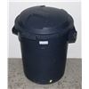 Image 1 : RUBBERMAID REFUSE CONTAINER WITH LID