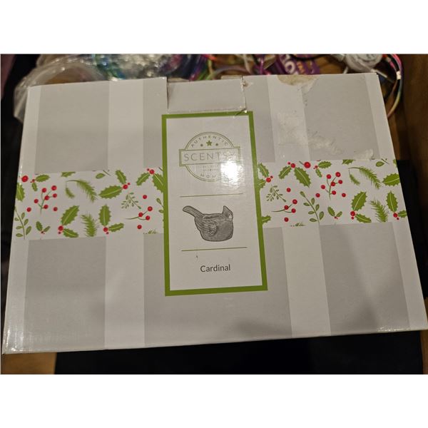 New in box Scentsy Warmer "Cardinal"